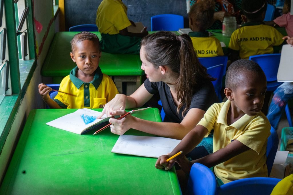 volunteer ivi in helping slow learners 1024x683 - Vanuatu Review
