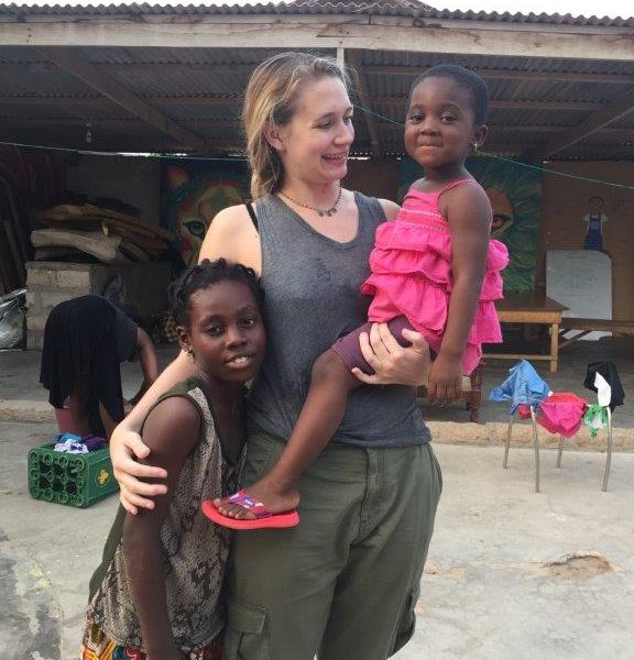 volunteer with 2 Ghanaian children