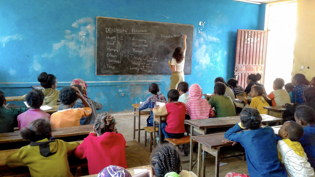 big classroom of primary students in Kenya-2