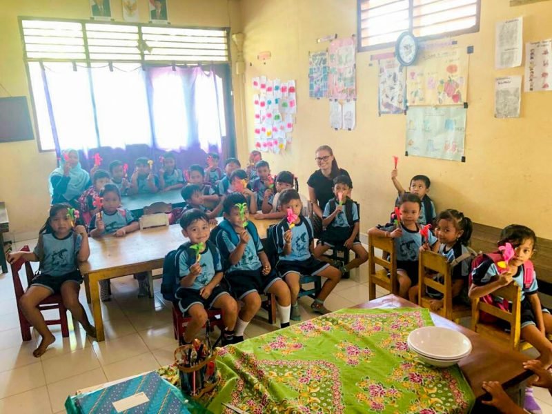 Bali pre school children holding handmade flowers 800x600 - Bali