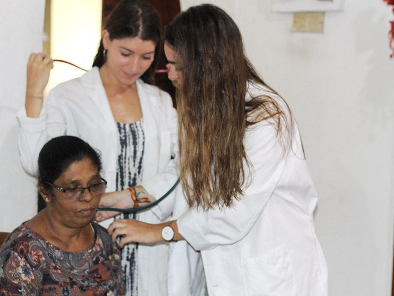 treating patient Medical project Sri Lanka 2 800x600 - Hospital Internship Sri Lanka