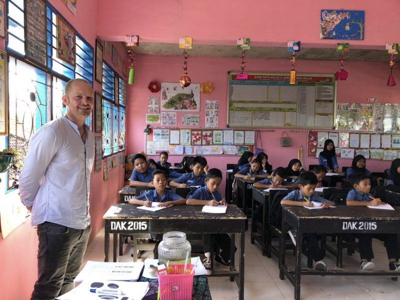 Lombok Teaching 1 800x600 - Volunteer Teaching Bali