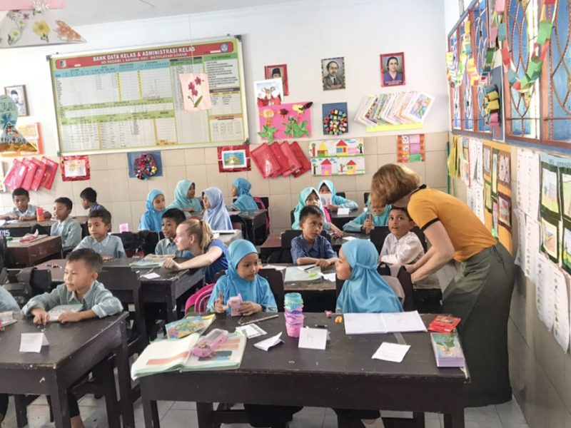Lombok teaching in classroom 5 800x600 - Volunteer Teaching Bali