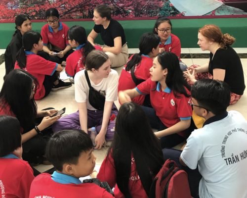 Doing activity with local students (1) Doing activity with local students (1)