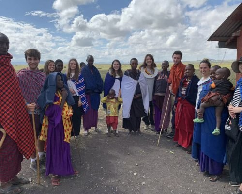Group photo with maasai people (2) Group photo with maasai people (2)