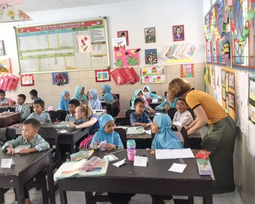 Lombok teaching in classroom 5 onpaellf3qthkpzgbf2px6r6cmzz7njl9byfef3o9s - Volunteer Teaching Bali