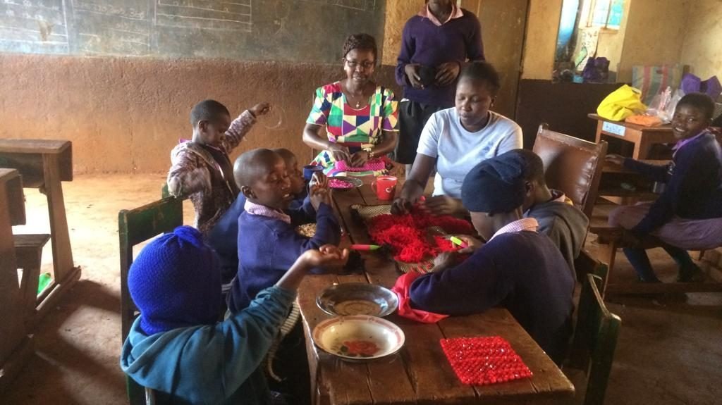 Kenya Making mats and bead work oi1ibon5h647yh87lbagi6iwvxf1g8srnstlu0bo1i - Kenya