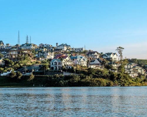 Sri Lanka-houses overlooking lake Sri Lanka-houses overlooking lake