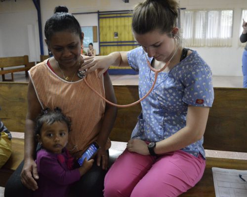 checking heart beat omz28w72qrh36nxfbojasvddcrxj7nrp3wqtvtz6hs - Medical Volunteering Costa Rica