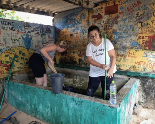 cleaning the tanks okb6r4fl2rfg4fgp2szqidlm5gycmtws4ubebca5y8 - Turtle Conservation Sri Lanka