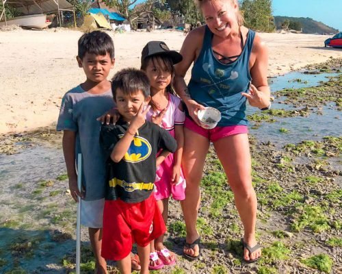Bali posing with local children at the beach 1 ojalpeuonzmtc8iuugunvk8zzb3jqdrl0rhgj72ahs - Bali