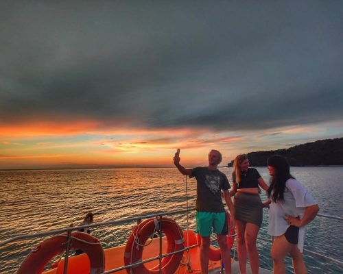 relaxing on boat q5wc0sn2gkw2o9xqrdpv9udnpr7qjtffimb9holajk - 2 Week PADI Diving Internship in Borneo, Malaysia