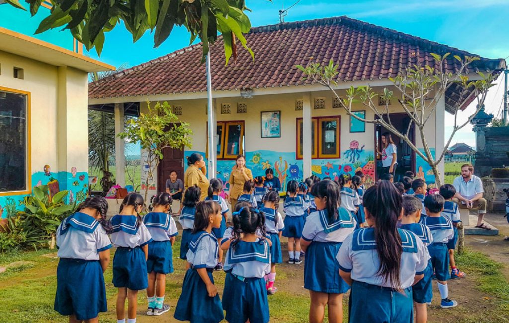 teaching outside at local school oj8xhlmp70vm3o8b72uv9zfqaca8unbujxuyqcbm90 - Bali